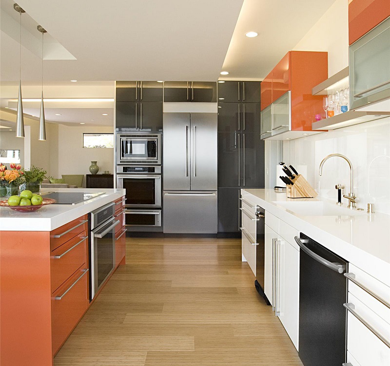 Didelės virtuvės dizainas su oranžiniais baldais