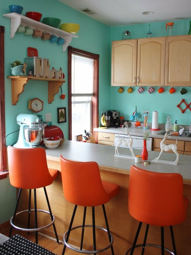 Bức tường bạc hà trong nhà bếp với ghế màu cam