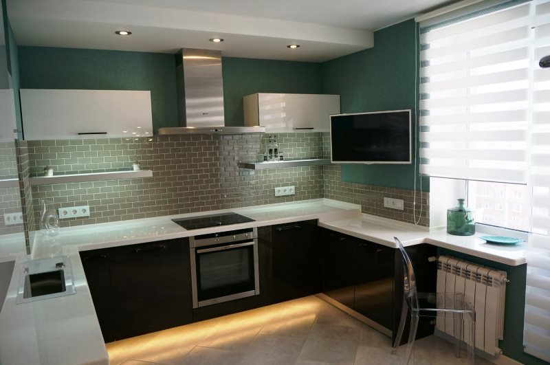 Modernios virtuvės dizainas su virtuvės komplekto apatinių stalų apšvietimu