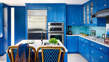 Zila krāsa klasiskā virtuvē
