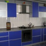 Vienkārša zila lineāra virtuve