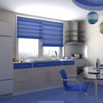 Zilie dekoratīvie elementi smilškrāsas virtuvei.