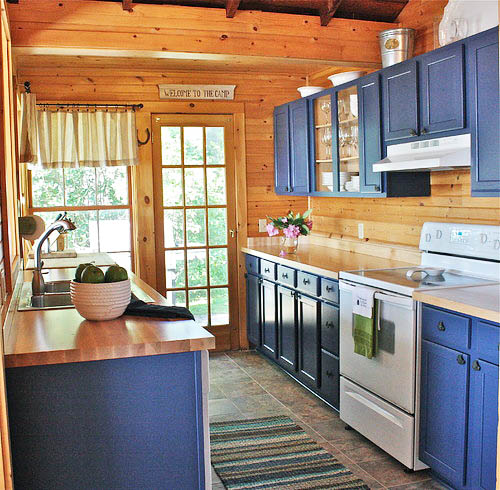 Warna biru dan kayu di dapur