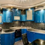 Bucătărie albastră cu fațadă curbată din sticlă