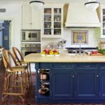 Nhà bếp màu xanh với đảo provence