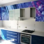Bucătărie albastră de dimensiuni mici, cu imprimare foto