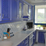Combinația de albastru și lapte pentru mobilier în bucătărie