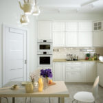 Hvidt køkken i et privat hus
