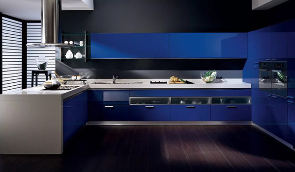 Stilfuldt blå og sort køkken