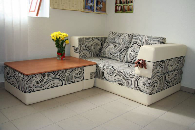 Kompakts virtuves dīvāns ar krāsainu polsterējumu