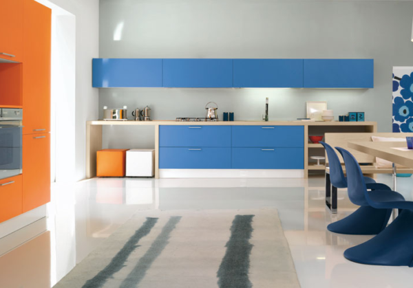 Bucătărie albastră cu minimalism