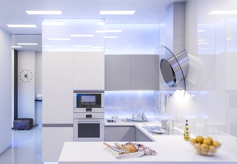 Augsto tehnoloģiju gaišās virtuves dizains
