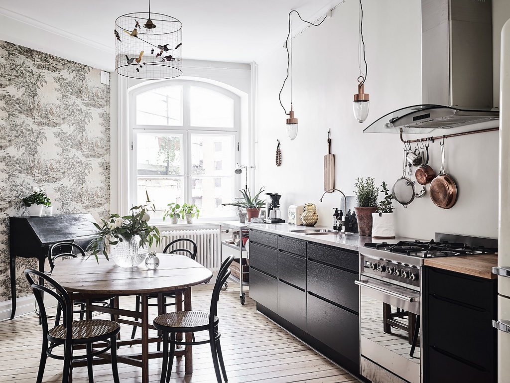 Mustavalkoinen skandinaavisen tyylin keittiö