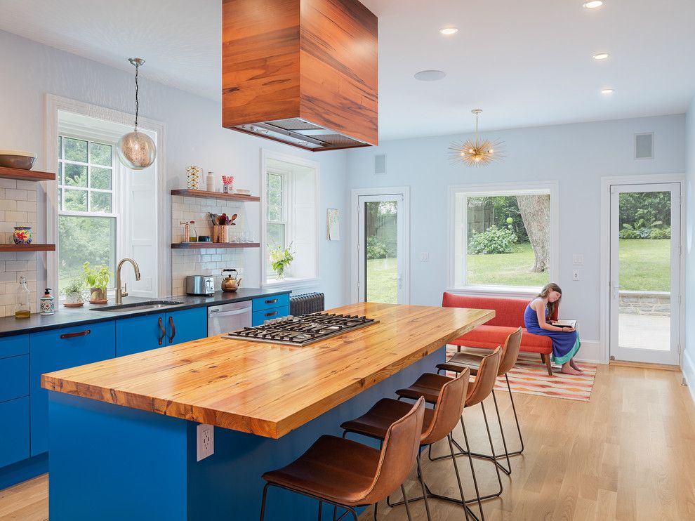 Proiectarea unei bucătării mari într-o casă privată cu pereți albaștri