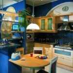 Bucătărie albastru închis cu mobilier din lemn