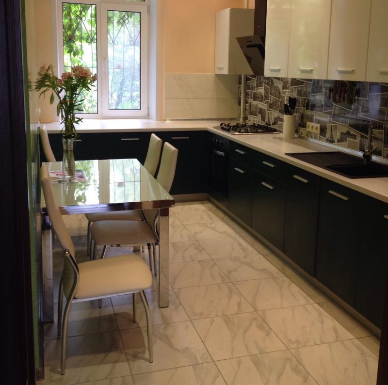 Keramisk gulv i beige farger på et lite kjøkken