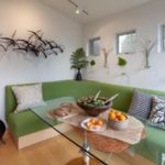 Sofá de canto verde confortável na cozinha