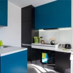 Minimalistisk sort og blåt køkken