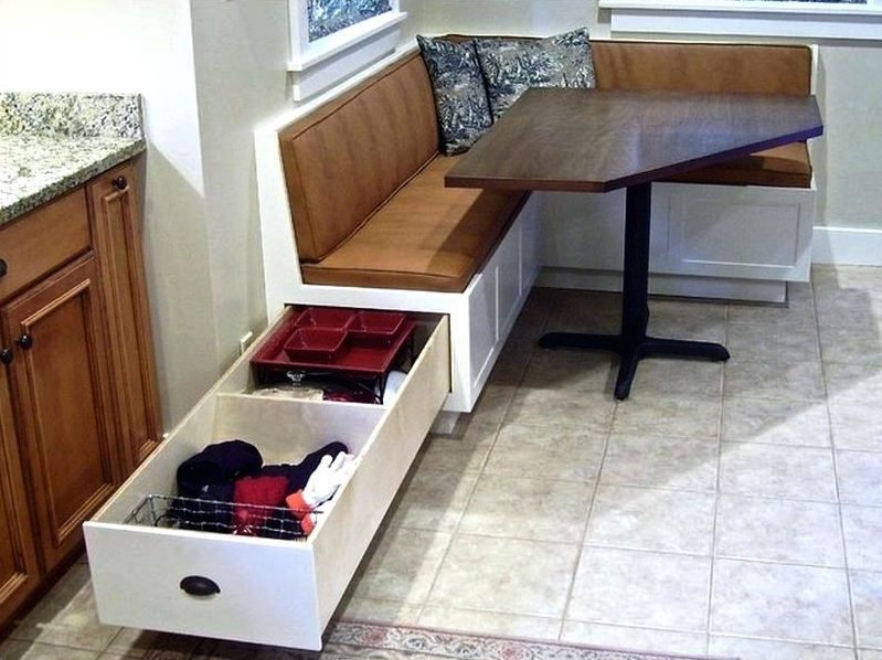 Một ngăn kéo dài ở cuối ghế sofa nhà bếp