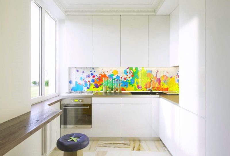 In ảnh đầy màu sắc trên tạp dề nhà bếp