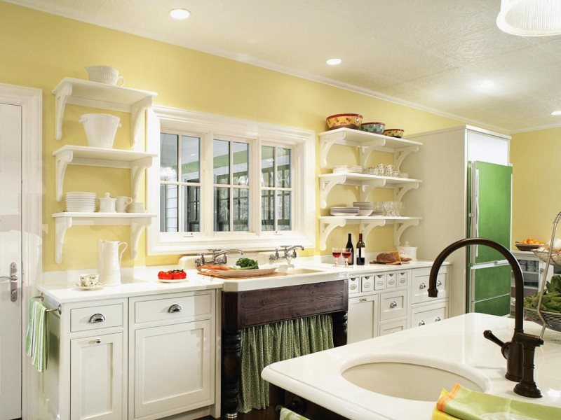 Sort vandhane i køkkenet i lyse farver