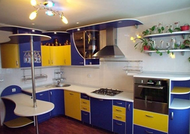 Dzeltens ar zilu krāsu virtuvē