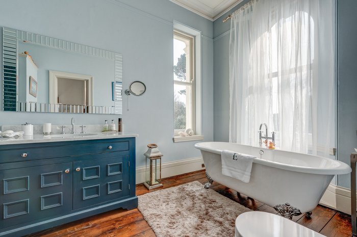 עיצוב אמבטיה כחול.