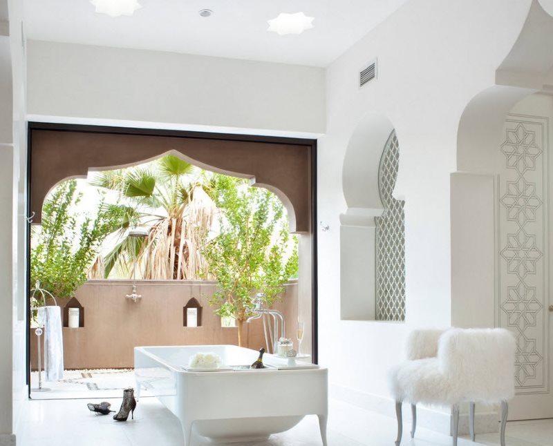 חדר אמבטיה מואר עם קשתות בסגנון ערבי
