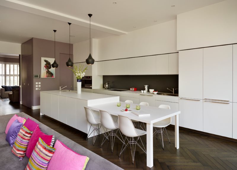 25 m2 mutfak-yaşam alanının iç kısmında beyaz mobilyalar