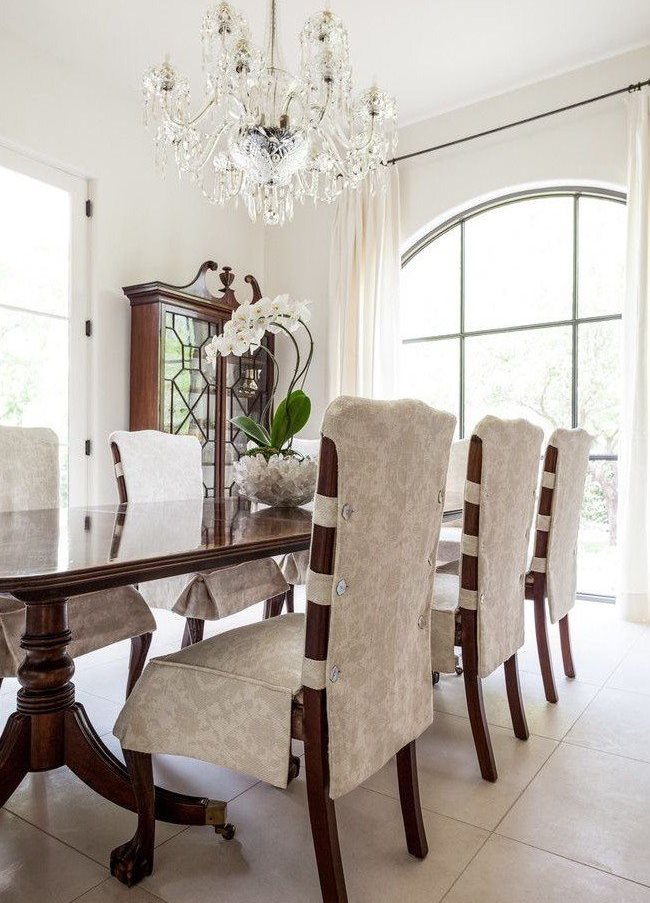 Krēslu pārvalki klasiskā stila virtuvē