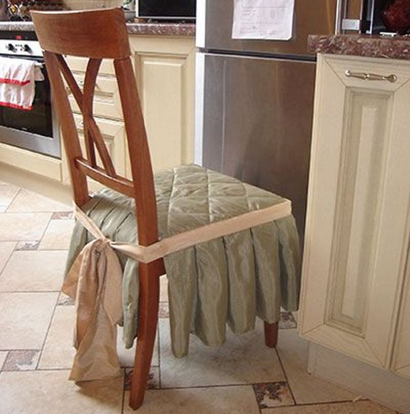 Housse de siège sur une chaise dans une cuisine rustique
