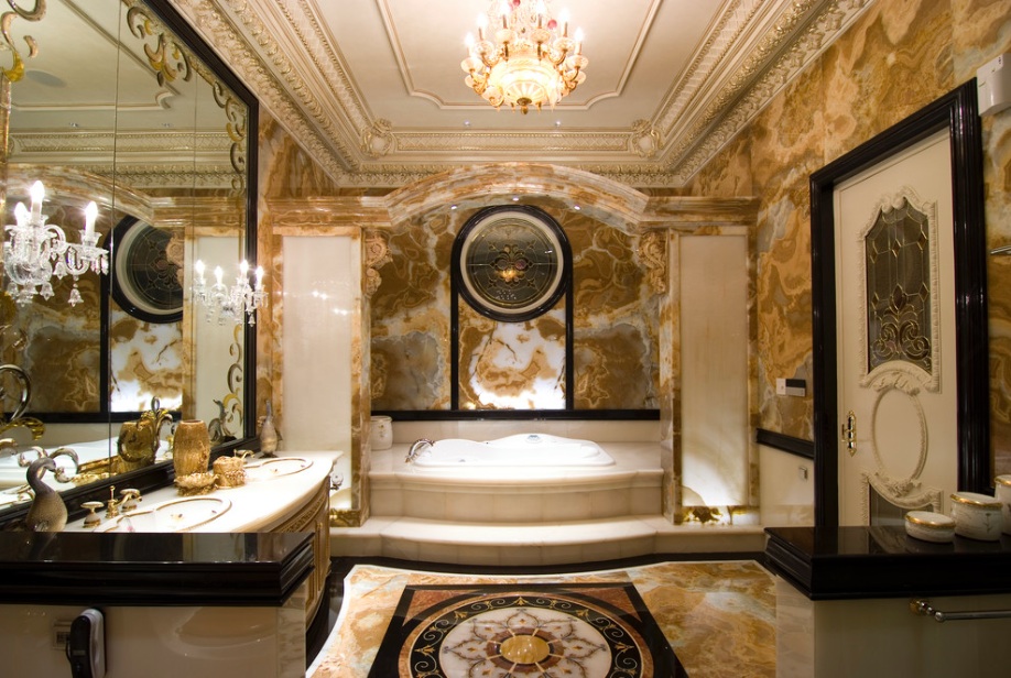 Marmora krāsas sienas klasiskā vannas istabā