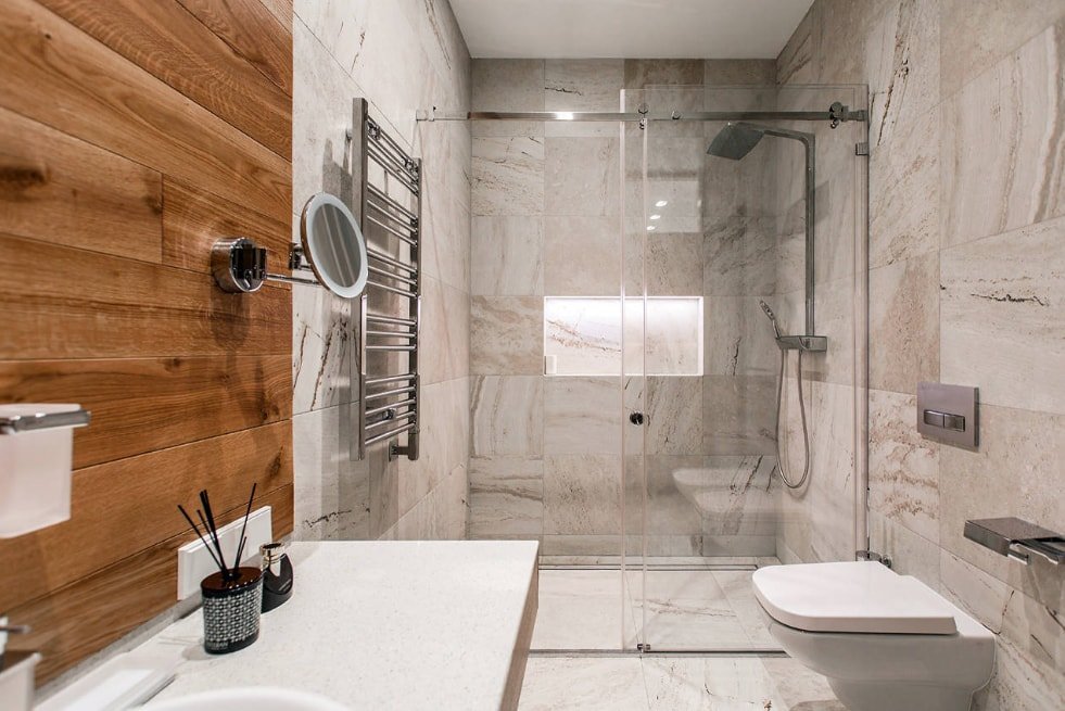 Koka panelis vannas istabā ar marmora flīzēm