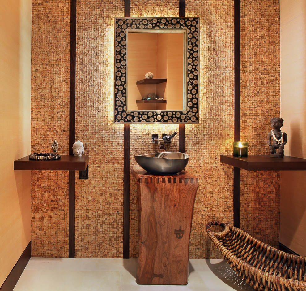 ריהוט עץ בפנים של חדר אמבטיה מצרי