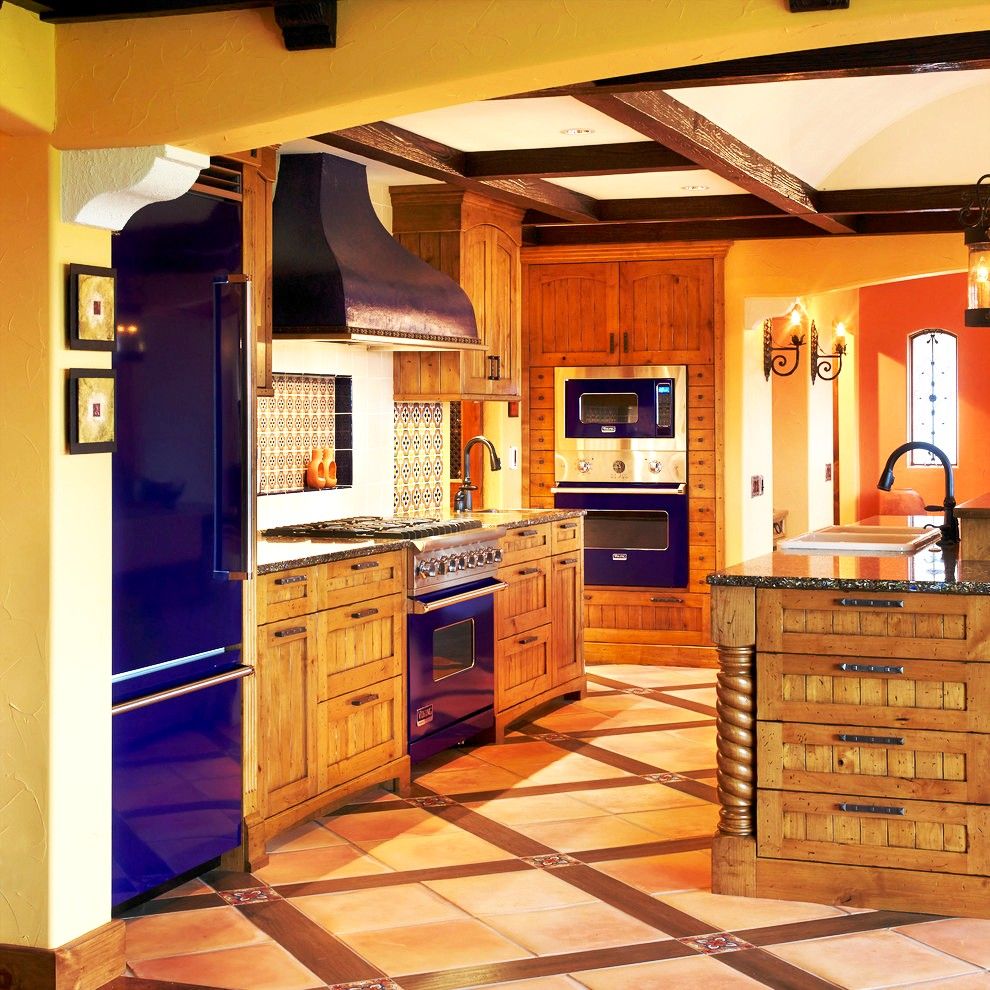 Nhà bếp bằng gỗ với các thiết bị tích hợp