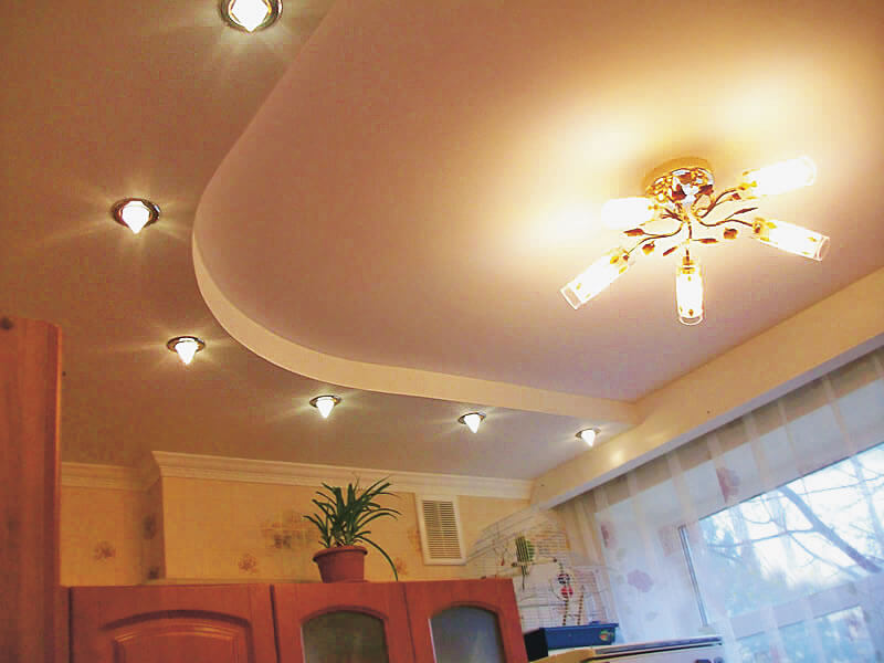 Đèn chùm trên trần nhà bếp màu trắng