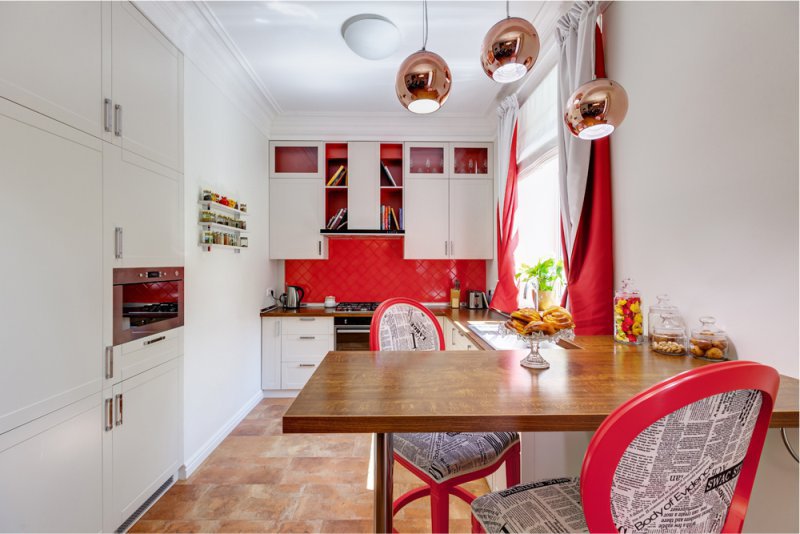 Perdele roșii și albe într-o bucătărie luminoasă