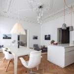 Vita möbler i ett modernt kök-vardagsrum