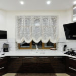 Interiorul bucătăriei în culoarea alb-negru.