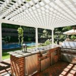 Bucătărie de vară cu pergolă în loc de acoperiș