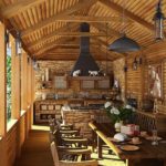 Đồ nội thất bằng gỗ trong một nhà bếp mùa hè mở