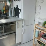 Étagère mobile dans une cuisine compacte