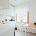 Valkoinen verho keittiön ikkunassa