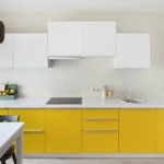 Dzeltenas mēbeles baltā virtuvē