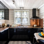 Mobília preta na cozinha de uma casa de campo