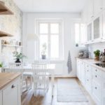Balta virtuve ar ēdamistabas zonu pie loga
