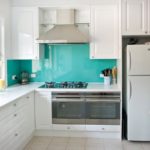 Tablier turquoise dans une cuisine blanche