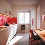 การออกแบบห้องครัวพร้อมผ้ากันเปื้อนสีแดง