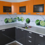 Façades orange de casiers muraux