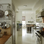 Interiorul unei bucătării cu două rânduri într-o casă privată